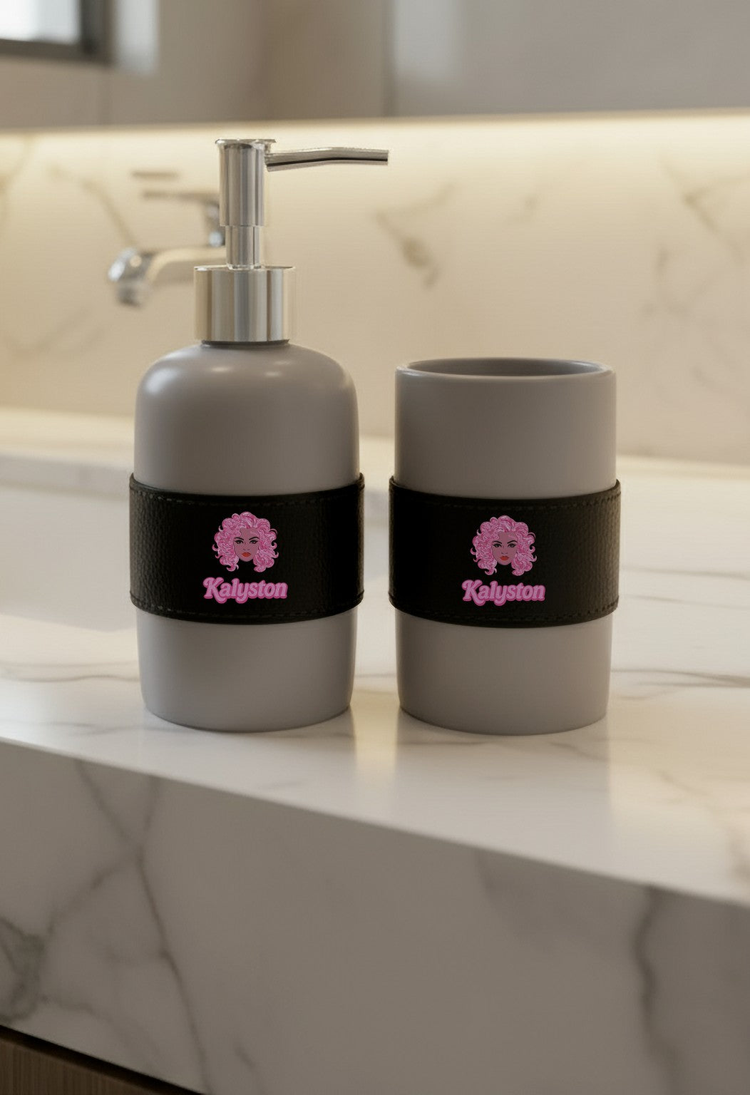 Set bagno Kalyston™ stile PinkCandy – Porta sapone e porta spazzolini con fascia stampata