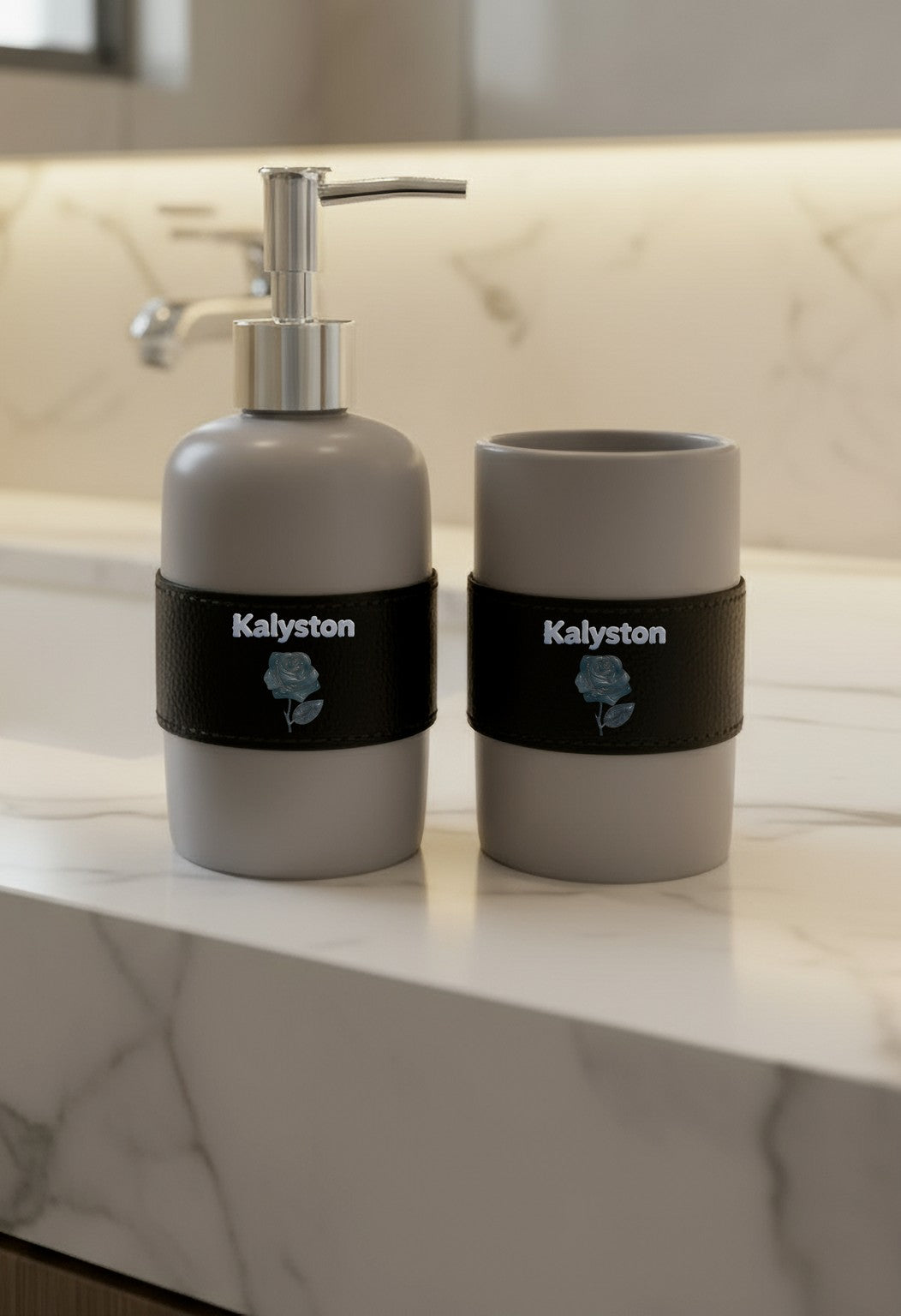 Set bagno Kalyston™ stile Ghiaccio – Porta sapone e porta spazzolini con fascia stampata