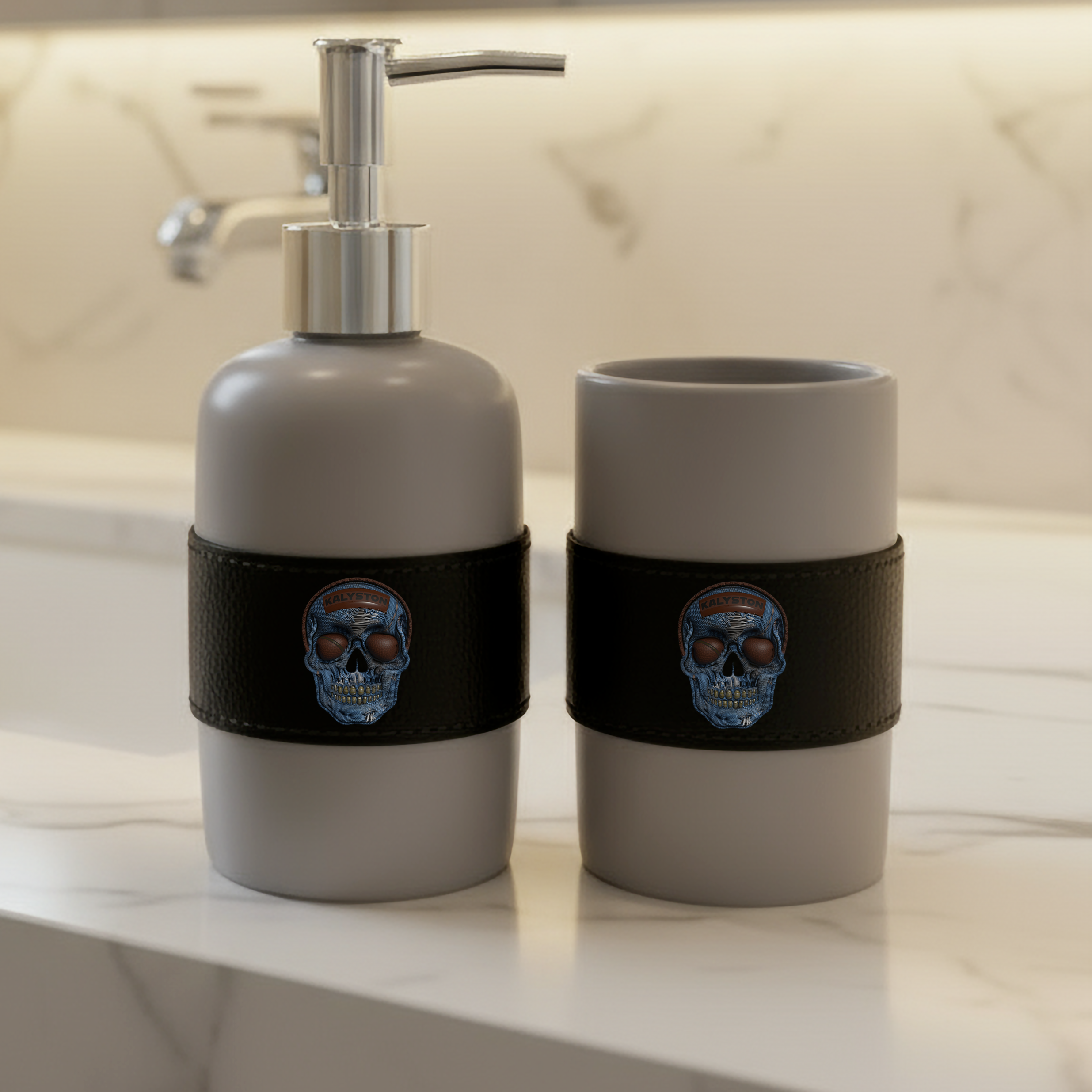 Set bagno Kalyston™ stile Denim – Porta sapone e porta spazzolini con fascia stampata